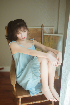 厨房将她双腿分得更开电影