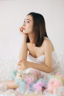 美女和男子一起打扑克牌